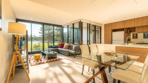 North Ryde 2br Study, Metro, Parking, Pool - Ryde