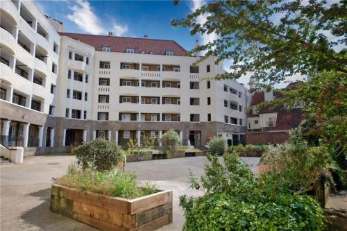 Discover this spacious living space Kings Cross - image 6