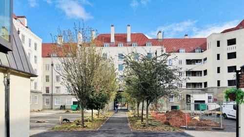 Discover this spacious living space Kings Cross - image 4