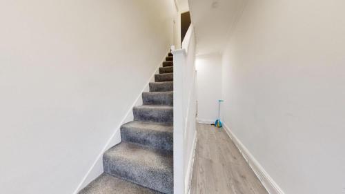 Discover this spacious living space Kings Cross - image 2