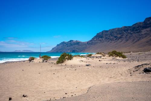 Bungalow Famara 73 - Quicksand - Ocean views - Beach 1 min By Lanzarote Vacation Homes – khách sạn tại Caleta de Famara