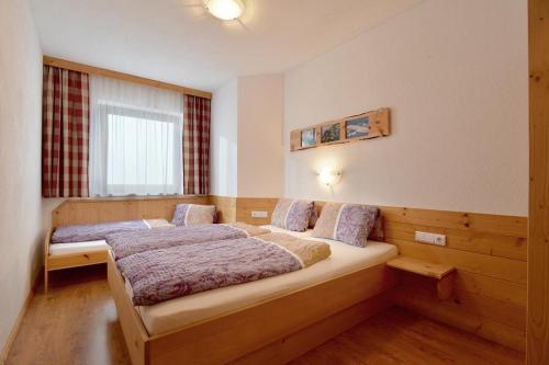 2 bedrooms, 3 beds