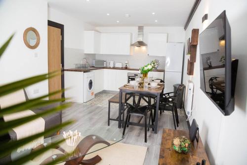 The Cozy Chapter - Spacious Apartments Near Manchester City Centre & Old Trafford 3