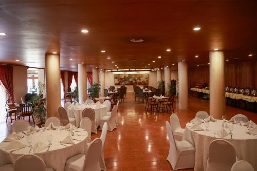 Restaurante, Beach Luxury Hotel in Karachi