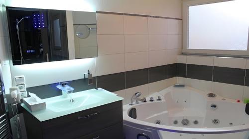 Bathroom, Studio Vulkanpanorama in Schalkenmehren