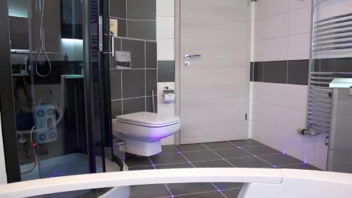 Bathroom, Studio Vulkanpanorama in Schalkenmehren