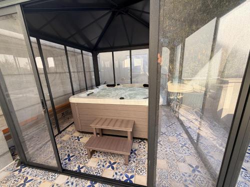 อ่างแช่น้ำร้อน, Margalit Luxury Beach Suite - Heated Pool, Jacuzzi, Sauna & BBQ in นาฮารียา