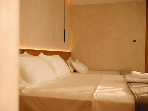 Greg Hotel - image 2