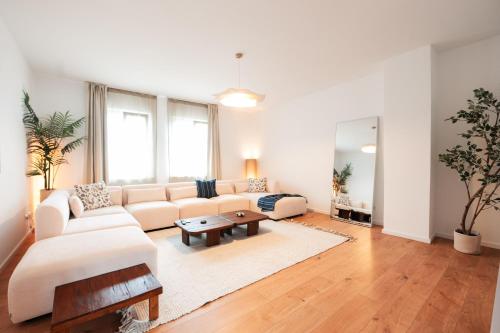 Premium Residence, Stunning Views Overlooking the Central Station & City, Sleeps 18 in Koblenz, Deutschland