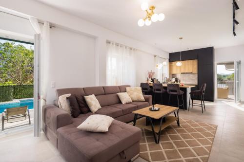 Villa Miravalle - private heated pool, jacuzzi, sauna, private garage parking in 奧斯特維卡