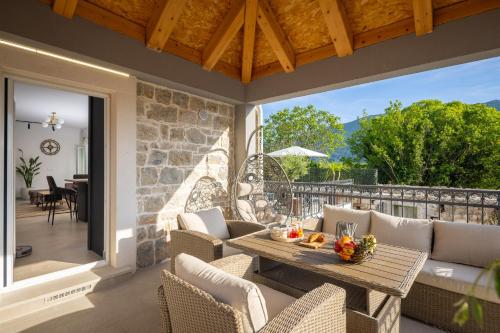 陽台/露台, Villa Miravalle - private heated pool, jacuzzi, sauna, private garage parking in 奧斯特維卡