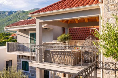 外觀, Villa Miravalle - private heated pool, jacuzzi, sauna, private garage parking in 奧斯特維卡