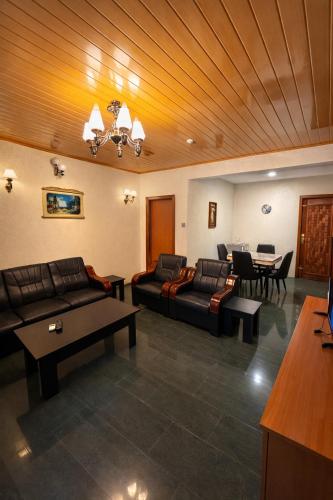 Royalbirds Motel in อะคูร์