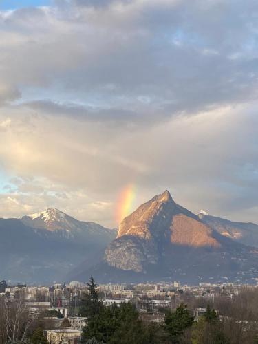 Une chambre calme dans mon appartement avec vue