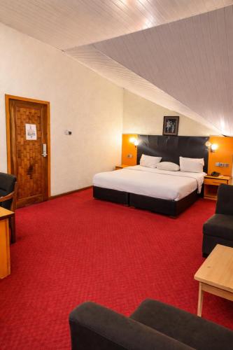 Royalbirds Motel in อะคูร์