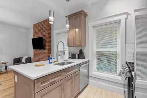 Modern Apt w/Netflix-Close to Dining Shopping - image 8