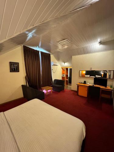 Royalbirds Motel in อะคูร์