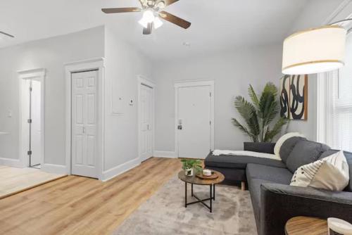Modern Apt w/Netflix-Close to Dining Shopping - image 6