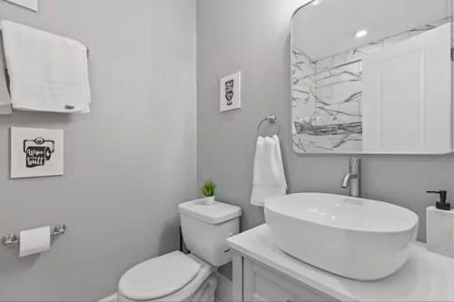 Modern Apt w/Netflix-Close to Dining Shopping - image 5