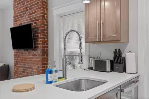 Modern Apt w/Netflix-Close to Dining Shopping - image 4