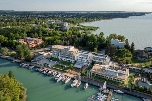Hotel Yacht Wellness & Business – khách sạn tại Siofok