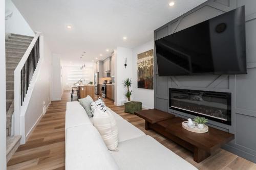 3BR Home Near Rogers Place & NAIT with Garage Parking – khách sạn tại Khu vực sân bay Edmonton