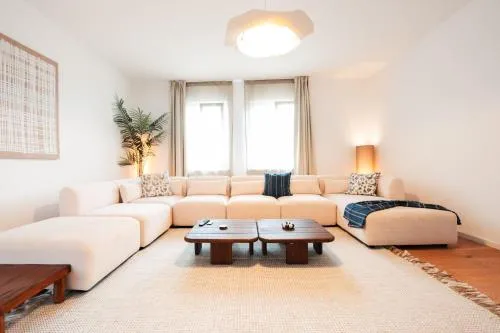 Premium 3BR Apartment, Stunning Views Overlooking the Central Station in Koblenz, Deutschland