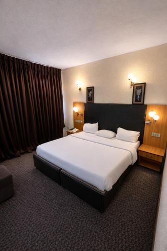 Royalbirds Motel in อะคูร์