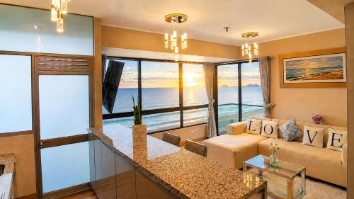 "Oceanfront 3BR, Home Office, Pool, Gym, Sauna, BBQ, Fast Wifi, Play area and Free Parking"