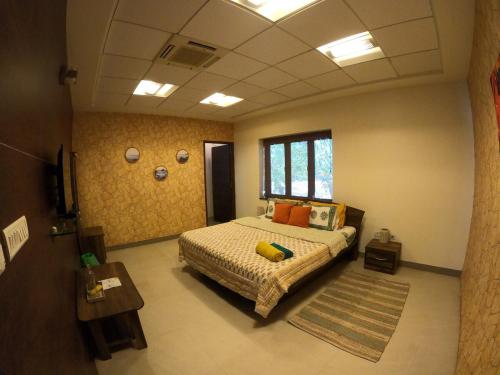 Croc Villa 3BHK pvt Pool by Roamigo in Mugaiyur