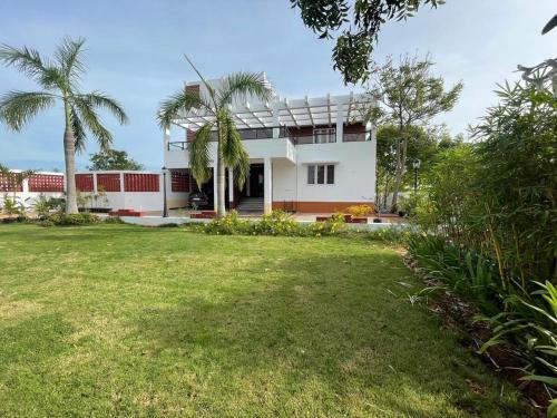 A szálláshely kívülről, Croc Villa 3BHK pvt Pool by Roamigo in Mugaiyur