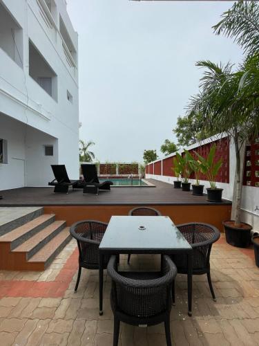 Úszómedence, Croc Villa 3BHK pvt Pool by Roamigo in Mugaiyur