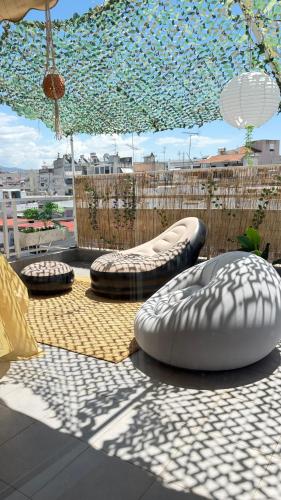 Bedroom in a big apartment with a huge terrace Male Only – khách sạn tại Charilaou
