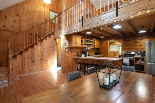 Lakes & Leisure! Spacious Berkshire Getaway in Chester (MA)