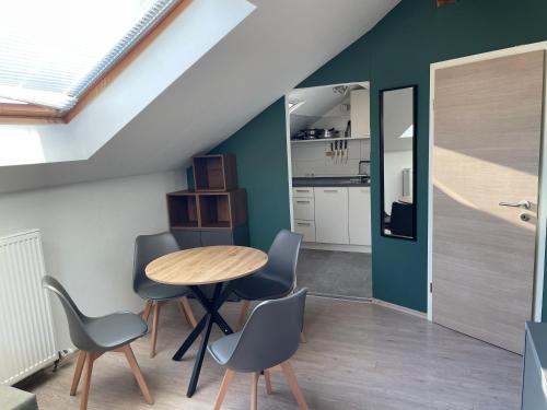 Moderne Ferienwohnung mit Balkon und Klima in Altfraunhofen