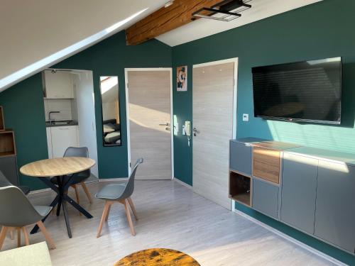 Moderne Ferienwohnung mit Balkon und Klima in Altfraunhofen
