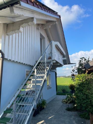 Moderne Ferienwohnung mit Balkon und Klima in Altfraunhofen