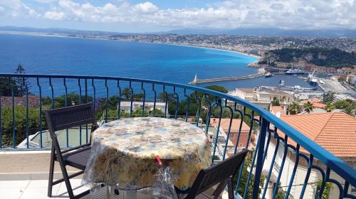 fantastic view ! private bedroom in a 3 bedroom flat, private bathroom, shared kitchen and living spaces