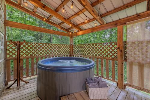 Woodland Cabin Near Cades Cove, Hot Tub, Arcade