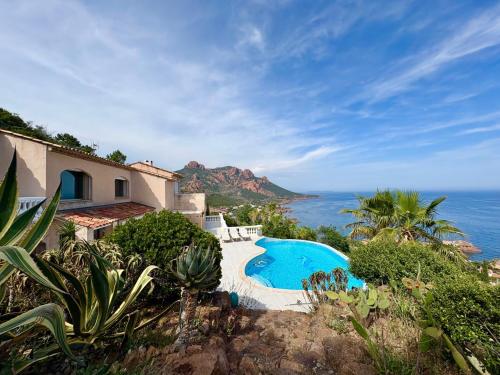 Luxueuse villa panoramique, vue imprenable sur la mer, piscine, 6 chambres à Anthéor – khách sạn tại Antheor