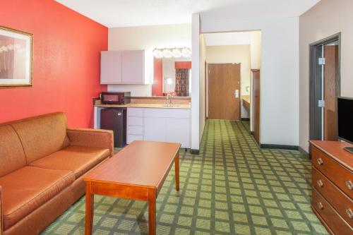 Ramada Limited Decatur - image 33