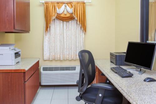 Ramada Limited Decatur - image 32