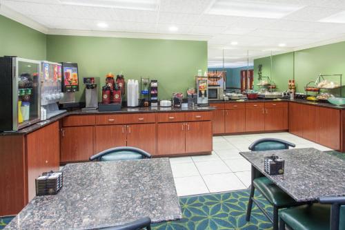 Ramada Limited Decatur - image 18