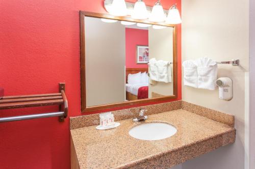 Ramada Limited Decatur - image 21