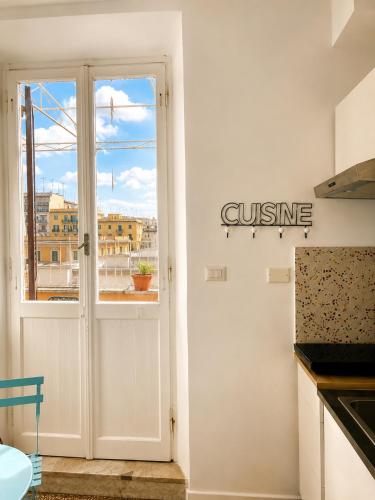 Casa Frida, bright penthouse with terrace in Rome Suburbs