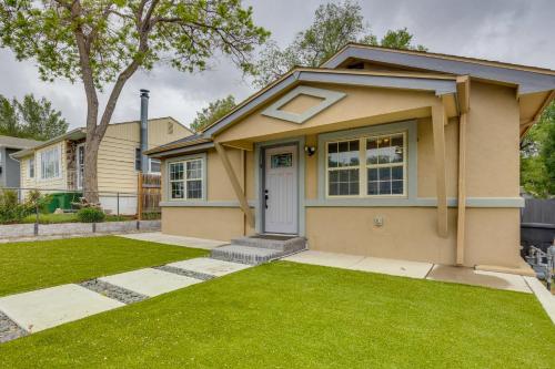2 Mi to Downtown CO Springs! Cozy Retreat w/ Patio – khách sạn tại Khac