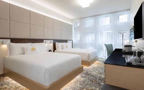 2 queen beds