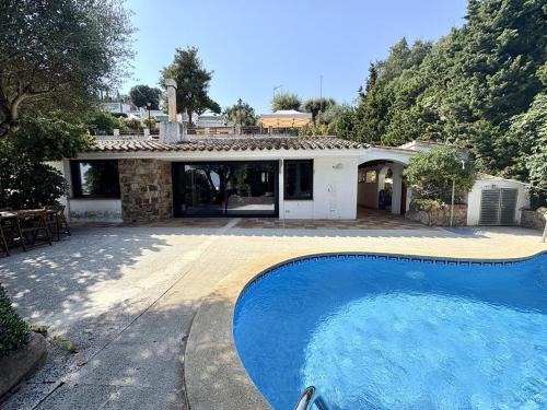 Pool and Beach Private Access