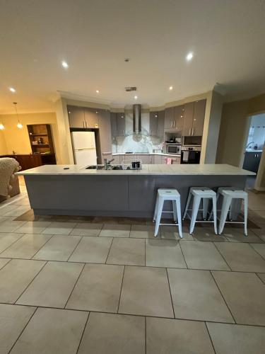 ห้องครัว, The Hillwood Manor - Huge 5BR House Minutes to Jervis Bay & Huskisson in โอลด์เอโรวัลเบย์