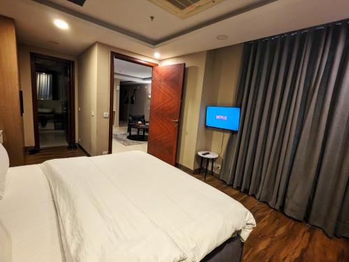 GOLDCREST MALL AND RESIDENCY - DELUXE ONE BED APARTMENT By ALVIS SUITE - image 10